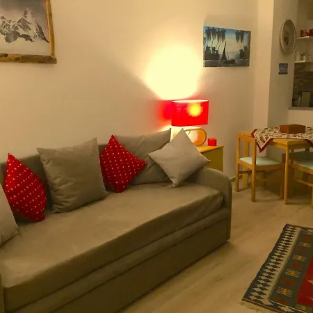 Charming Wolf's Den Creekside Appartement